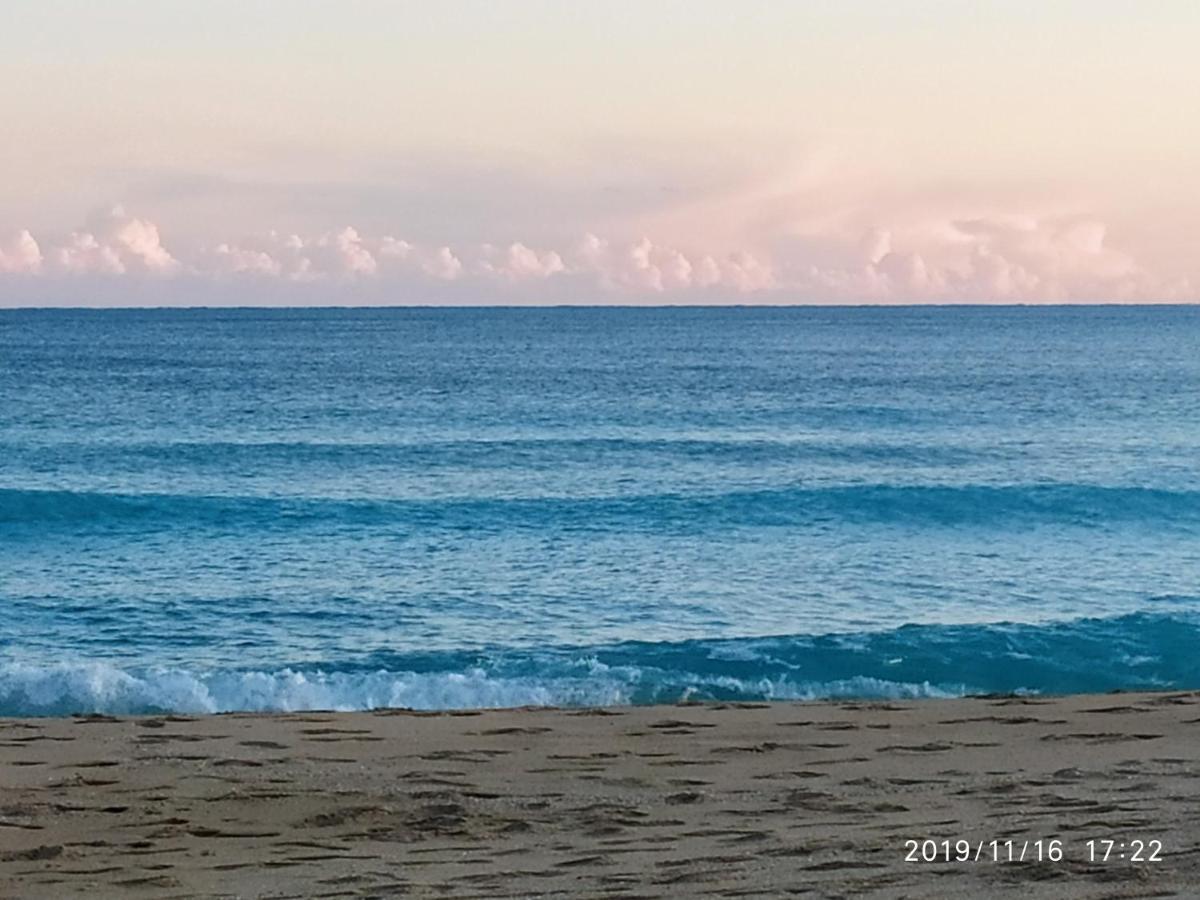 ENCANTADOR apartamento frente a la playa de Bara Roda de Berà  Exterior foto